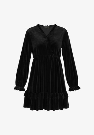 Zwarte fluwelen jurk met een V-hals, lange mouwen, gerimpelde kraag en manchetten, en een uitlopende rok met een gerimpelde zoom. Zachte textuur en glanzende afwerking.