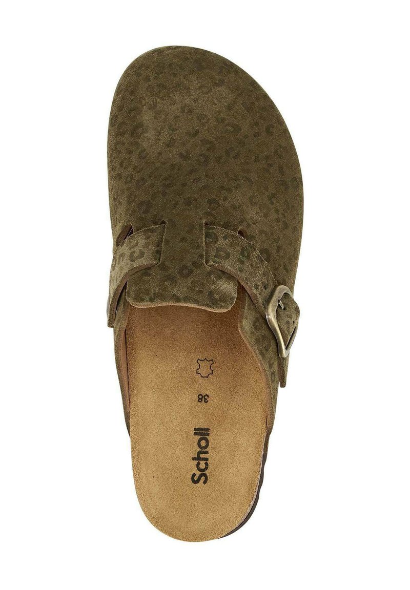 Olivgrüner Wildlederschuh mit runder Zehenpartie, zwei verstellbaren Riemen und einer metallischen Schnalle. Verfügt über ein strukturiertes Obermaterial und ein Korkfußbett.