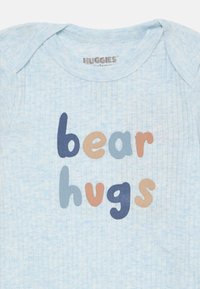 Body in cotone azzurro chiaro con lettere multicolori che formano la scritta "bear hugs" sul davanti, caratterizzato da un collo rotondo.