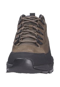 Bruine wandelschoen met een gestructureerde bovenkant, versterkte neus, zwarte rubberen zool en metalen oogjes voor de veters. Duurzaam ontwerp voor gebruik buitenshuis.