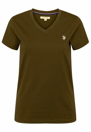 Tamsiai žalia V formos iškirptės marškinėliai, pagaminti iš medvilnės, trumpomis rankovėmis. Ant kairės krūtinės siuvinėtas nedidelis baltas logotipas. Paprastas dizainas.