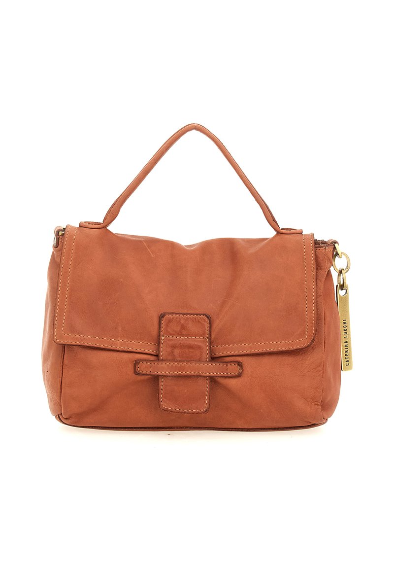 Borsa in pelle marrone con manico superiore, patta frontale con chiusura a strappo cucita e un tirazip dorato sul lato destro.