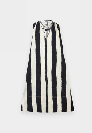 Ærmeløs kjole med brede, lodrette sorte og hvide striber, V-udskæring og en lille spændedetalje ved halsen fra Topshop.