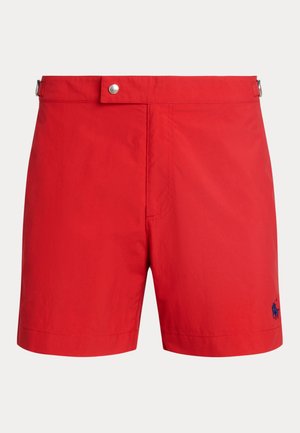 Bañadores rojos con frente plano, cierre de botón y bolsillos laterales. Presenta un pequeño logo azul en el dobladillo inferior. Material suave y ligero.