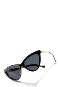Ochelari de soare în stil cat-eye, cu rame din plastic negru și lentile întunecate, accentuați de un pod metalic subțire de culoare aurie și templete gri.