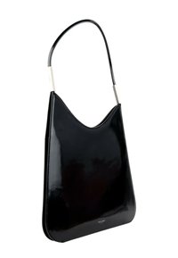 Sac à épaule en cuir noir brillant avec une seule bandoulière fine et des accents argentés près des attaches de la bandoulière.