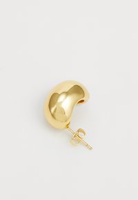 Goldfarbener Ohrstecker in Form einer Kidneybohne, mit einer glatten, reflektierenden Oberfläche und einem Stecker für sicheren Halt.