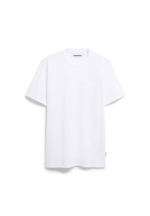 T-shirt bianco a maniche corte realizzato in cotone morbido. Presenta un collo rotondo e una piccola tasca sul petto. Vestibilità regolare con orlo dritto.