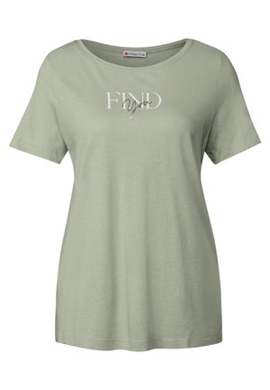 Camiseta de algodón verde claro con manga corta y cuello redondo; presenta el texto "FIND You" en estilos de fuente combinados en el pecho.
