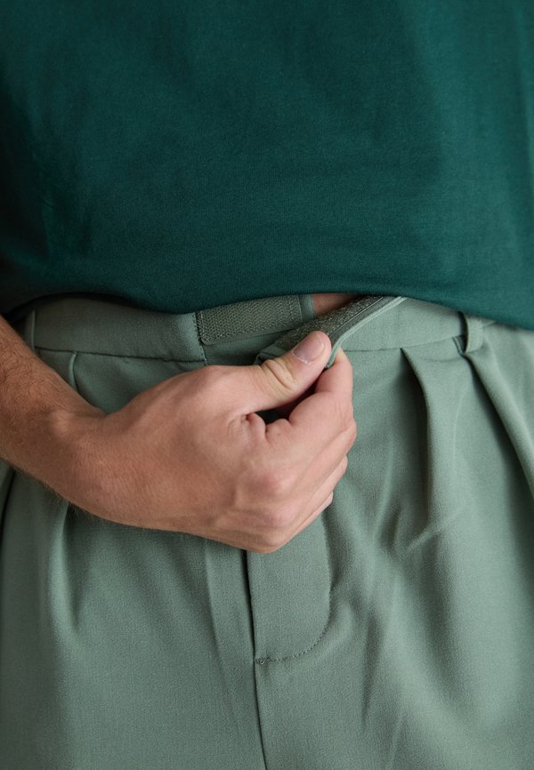 ADAPTIVE EXTREME WIDE LEG TROUSER UNISEX - Trousers - sage