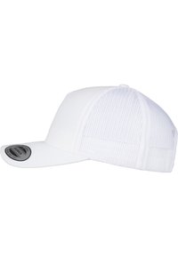Căciulă snapback albă cu panou frontal solid și spate din plasă, având o margine dreaptă și o etichetă circulară pe lateral.