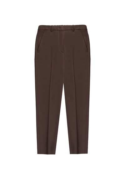 Pantaloni marroni su misura con passanti per cintura, tasche laterali e pieghe stirate su sfondo bianco.