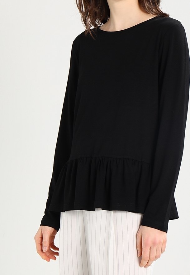 Top lungo nero a maniche lunghe con scollatura rotonda e orlo arricciato. Il materiale sembra morbido con una texture liscia, progettato per un fit rilassato.