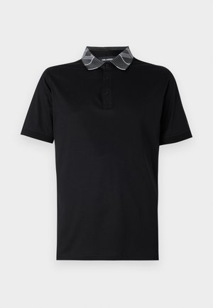 Polo noir à manches courtes, avec patte de boutonnage à trois boutons et un col à motif en noir et blanc de design géométrique. Matière en mélange de coton doux.