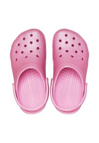 Różowe plastikowe klapki o błyszczącym wykończeniu, z wentylacyjnymi otworami, tylnymi paskami i teksturowanymi podeszwami dla lepszej przyczepności.