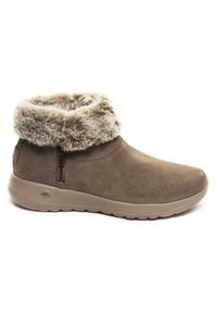 Braune Wildleder-Stiefeletten mit einem Kunstfellbund, seitlichem Reißverschluss und flexibler Gummisohle für Komfort. Glatte Textur mit weich gefüttertem Innenleben.