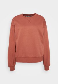 Sudadera de color óxido con cuello redondo, puños de canalé y una textura suave. El diseño incluye una silueta sencilla y casual.