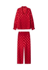 Conjunto de pijama de satén rojo que incluye una blusa de botones de manga larga y pantalones a juego, ambos con grandes estampados de lunares en una textura brillante.