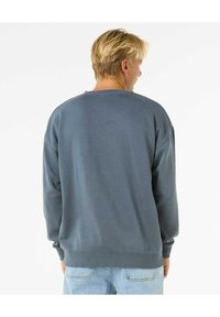 Grauer Pullover mit geripptem Halsausschnitt und Bündchen, bietet eine lockere Passform und weiche Textur. Die Rückansicht zeigt keine Grafiken oder Muster.