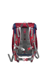 Le sac à dos présente un design rouge et bleu, des bretelles gris rembourrées, des boucles réglables et une fermeture enroulable avec un motif géométrique.