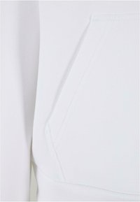 Weißer Sweatshirtstoff mit einer Vordertasche und einem dreieckigen Design. Glatte Textur mit geripptem Saumdetail.