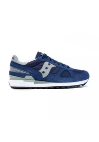 Sneaker in camoscio blu navy con dettagli in rete, suola in gomma e particolari grigi. Presenta una punta rinforzata e un logo sulla linguetta. Design classico con lacci.