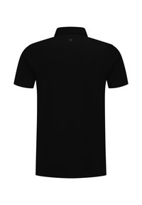 Zwarte polo met korte mouwen, geribbelde kraag en een subtiele logodetail op de achterkant. Gladde stof, klassieke pasvorm.