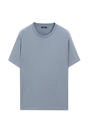 T-shirt in cotone azzurro chiaro con collo rotondo, maniche corte e vestibilità rilassata; texture liscia senza motivi o dettagli visibili.