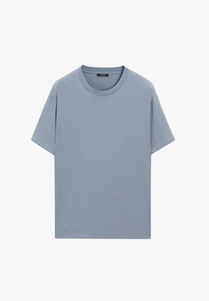 Helles, blaues Baumwoll-T-Shirt mit Rundhalsausschnitt, kurzen Ärmeln und lässiger Passform; glatte Textur ohne sichtbare Muster oder Akzente.