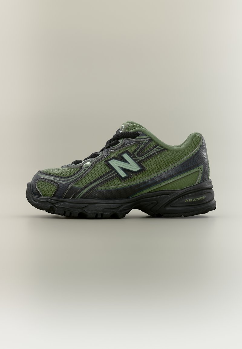 Πράσινο και μαύρο παπούτσι τρεξίματος New Balance με πλέγμα πάνω μέρος, μαύρα κορδόνια και τεχνολογία σόλας ABZORB, εμφανίζεται από την εξωτερική πλευρά.