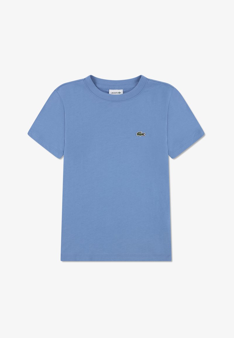 Ανοιχτό μπλε βαμβακερό μπλουζάκι με κοντά μανίκια, στρογγυλή λαιμόκοψη και μικρό πράσινο λογότυπο κροκοδείλου στο στήθος.