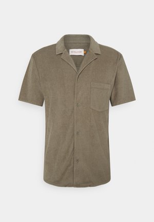 Kurzärmeliges olivgrünes Hemd mit Knopfleiste, einer linken Brusttasche vorne und einem Hemdkragen.