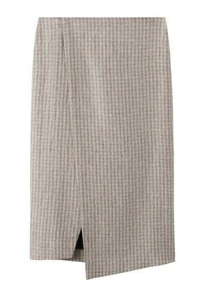 Falda midi a cuadros beige y blanca con una abertura frontal asimétrica y corte recto.