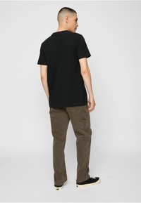 Mister Tee Nyomott mintás póló - black