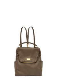 Kompaktní olivově zelený kožený batoh s přední kapsou na zip, horním držadlem a dvojitými nastavitelnými ramenními popruhy.