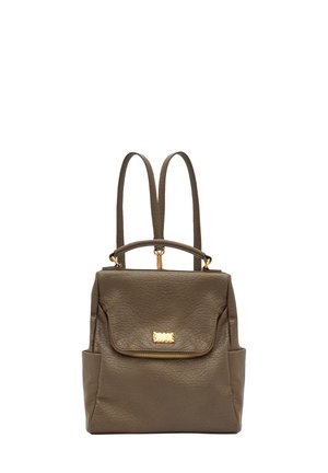 Kompakter olivgrüner Leder-Rucksack mit Vordertasche mit Reißverschluss, Tragegriff und doppelt verstellbaren Schultergurten.