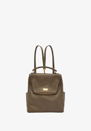 Sac à dos en cuir vert olive compact avec poche zippée à l'avant, poignée supérieure et bretelles réglables doubles.