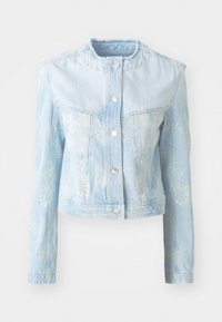 Ljusblå denimjacka med en cropped design, silverknappar och broderade bladmönster på framsidan och ärmarna.