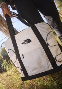 BOREALIS TOTE UNISEX - Bolso shopping - gardenia white-tnf black-npf