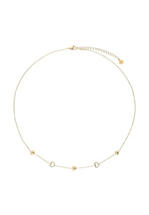 Delicado collar de cadena de oro con dijes alternos en forma de corazón sólido y hueco, y un cierre ajustable.