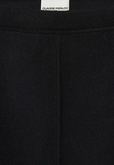 Falda de lana negra con una textura suave, que presenta una costura sutil en la parte frontal. La etiqueta dice "CLAUDIE PIERLOT."