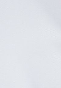 Biała tkanina o gładkiej fakturze i subtelnym połysku, z delikatnym wzorem splotu, odpowiednia do różnych zastosowań tekstylnych.