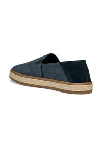 Scarpe slip-on blu navy con tomaia in camoscio, pannelli elastici laterali a vista e suola avvolta in juta con fondo in gomma.