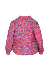 Farverig langærmet bluse med et livligt mønster af pink, blå og røde blomster, fremstillet af et blødt stof og med en klassisk krave.