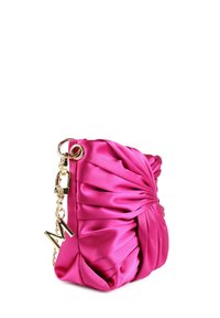 Bolso de mano de satén fucsia con diseño plisado, herrajes dorados y una cadena decorativa con un charm en forma de letra "M".