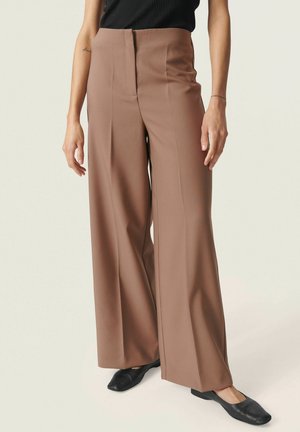 CORINNE WIDE LONG - Stoffhose - walnut