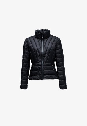 Crna prošivena ženska jakna s visokim ovratnikom, prednjim patentnim zatvaračem i patentnim bočnim džepovima, s cik-cak šavovima na prsima.