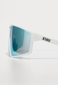 Białe prostokątne okulary przeciwsłoneczne z niebieskimi soczewkami, o matowym wykończeniu i czarnym napisem "bliz" na zausznikach.