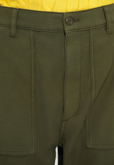 Ελαιόχρωμοι παντελόνια cargo από απαλό ύφασμα, με εμπρόσθιο κλείσιμο με κουμπιά, δύο κάθετες τσέπες και λεπτομέρειες διακριτικής ραφής.