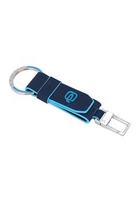 Portachiavi blu navy con dettagli azzurri e cinturino in silicone. Presenta un anello portachiavi in metallo argentato e una clip rettangolare staccabile.